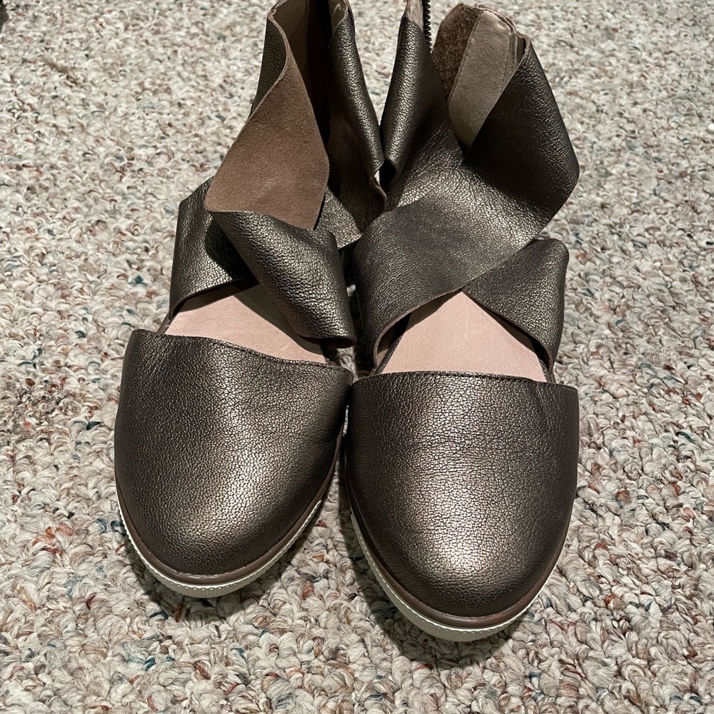 Eileen Fischer leather metallic summer closed toe sandals